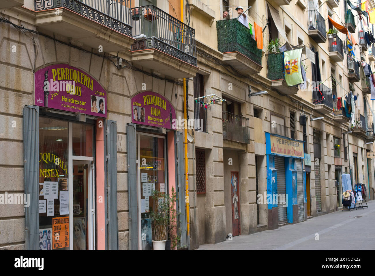 Strada con negozi a Barcellona Catalonia Spagna ES Foto Stock