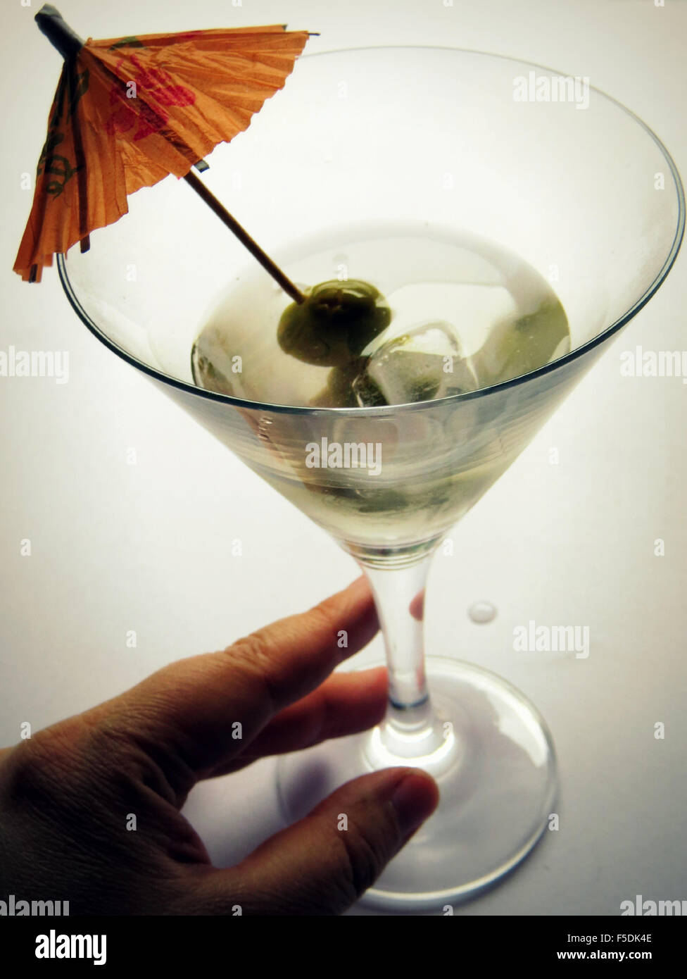 Coppetta Martini con oliva, ombrello e canto Foto Stock