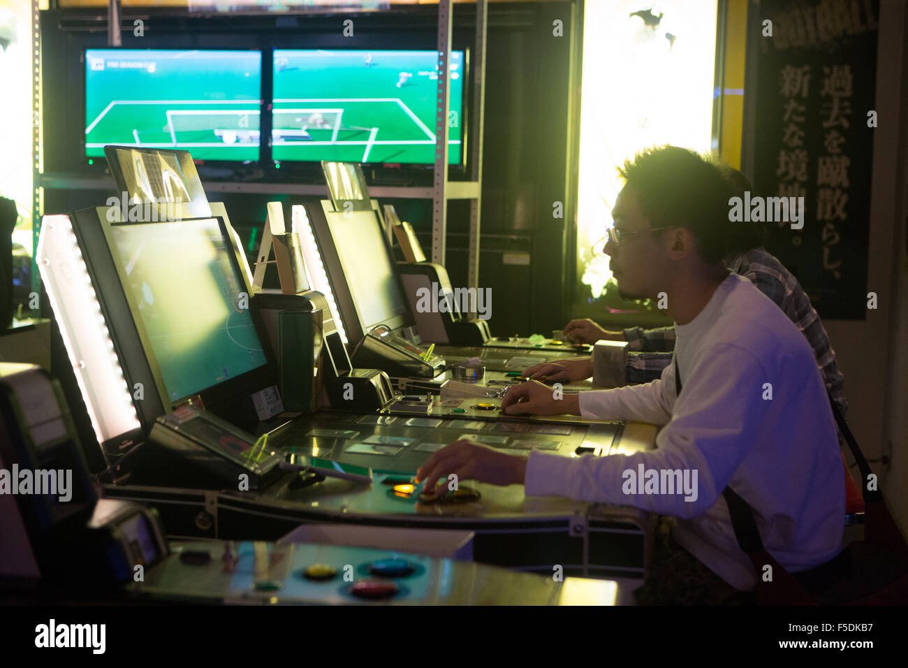 Uomo seduto al banco la riproduzione di giochi per computer Foto Stock