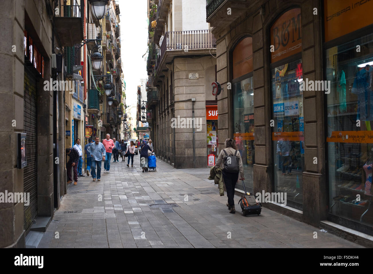 Strada con negozi e turisti a Barcellona Catalonia Spagna ES Foto Stock