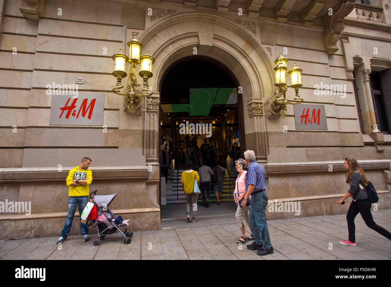 Esterno di H&M negozio di moda a Barcellona Catalonia Spagna ES Foto stock  - Alamy