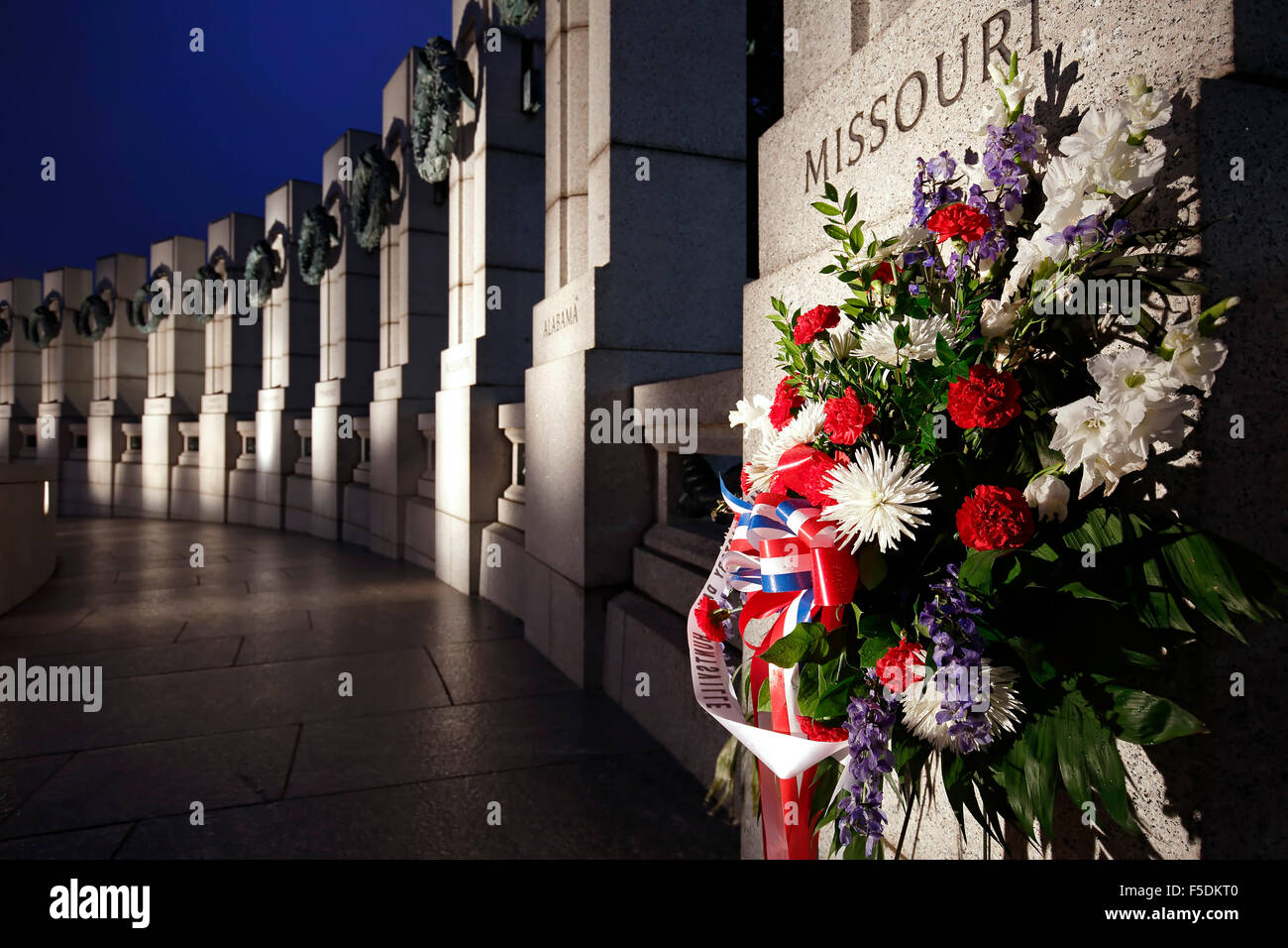 Fiori e il Memoriale della Seconda Guerra Mondiale, Washington, Distretto di Columbia USA Foto Stock