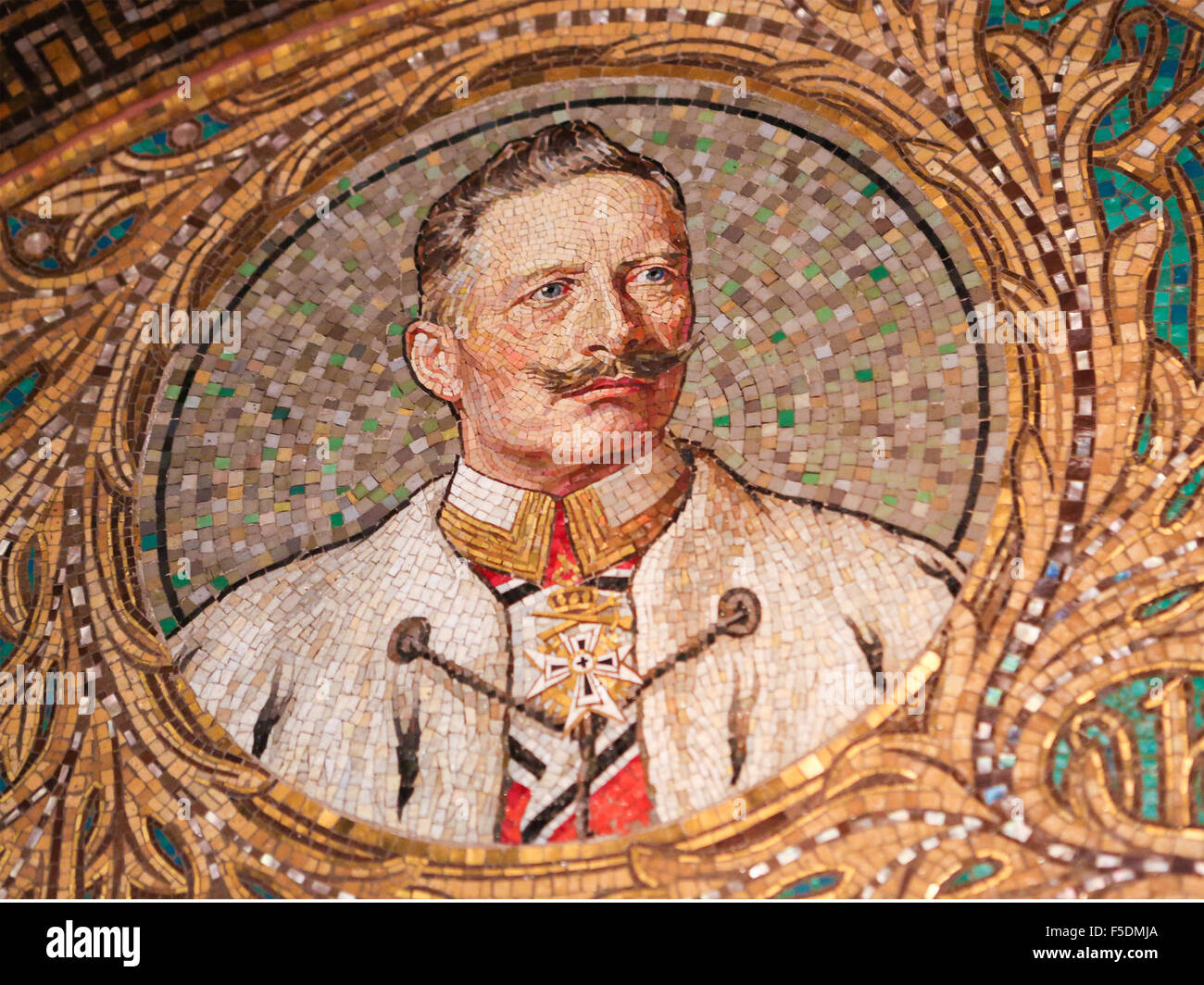 GEROLSTEIN, Germania - 10 ottobre 2015: mosaico di Kaiser Wilhelm II, l'ultimo imperatore tedesco e re di Prussia da 1888 a 19 Foto Stock