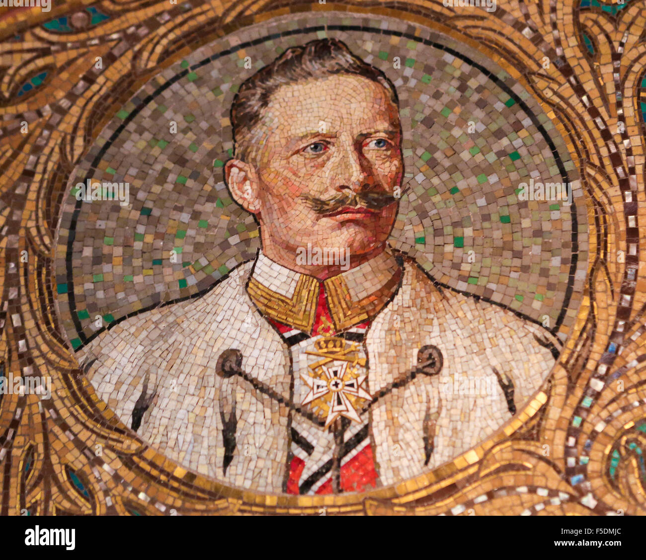Mosaico di Kaiser Wilhelm II, l'ultimo imperatore tedesco e re di Prussia dal 1888 al 1918, nel Redentore Chiesa di Gerolstein Foto Stock