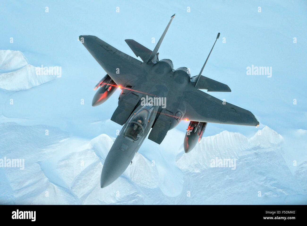 US Air Force F-15C Strike Eagle fighter aircraft dall'144Fighter Wing vola sopra l'alto Artico durante una missione a sostegno dei vigili scudo 22 ottobre 2015 su Iqaluit, Nunavut, Canada. Foto Stock US Air Force F-15C Strike Eagle fighter aircraft dall'144Fighter Wing vola sopra l'alto Artico durante una missione a sostegno dei vigili scudo 22 ottobre 2015 su Iqaluit, Nunavut, Canada. Foto Stock