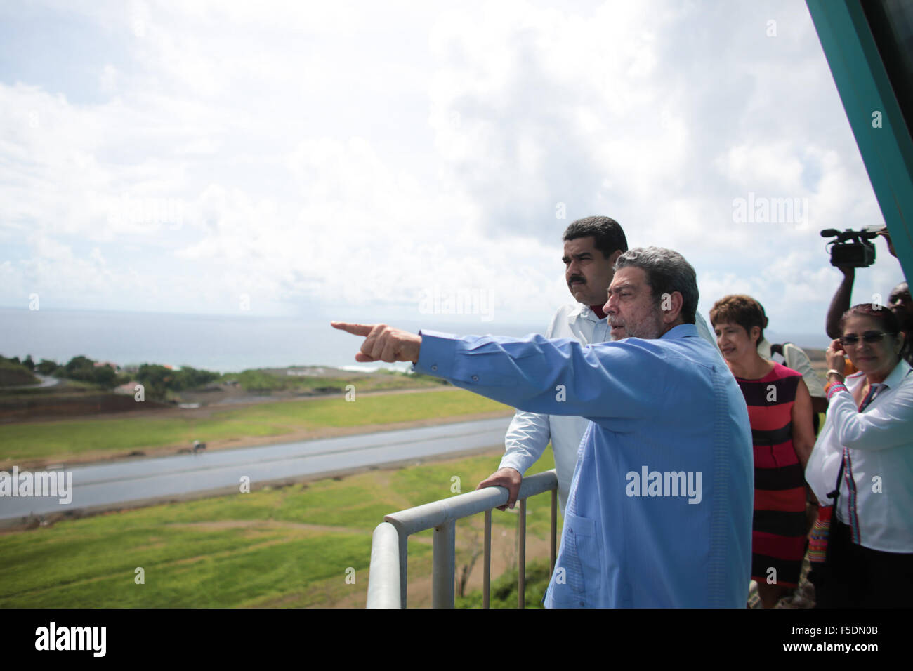 Argyle, Saint Vincent e Grenadine. 2° Nov, 2015. Immagine fornita dal Venezuela assumerà la Presidenza mostra Presidente venezuelano, Nicolás Maduro (L-back), la supervisione della costruzione dell'Argyle International Airport, accompagnato dal Primo ministro di Saint Vincent e Grenadine, Ralph Gonsalves (anteriore), in Argyle, a est di Saint Vincent e Grenadine, su nov. 2, 2015. Credito: Venezuela la Presidenza/Xinhua/Alamy Live News Foto Stock