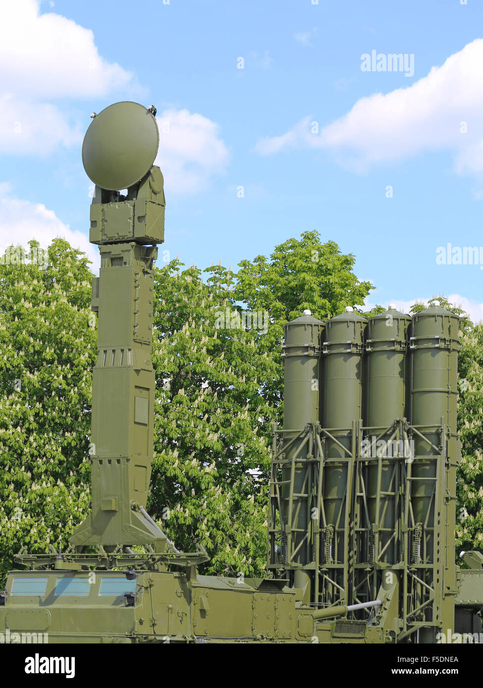 Rocket Launcher cingolato militare bussa obiettivi di antenna Foto Stock