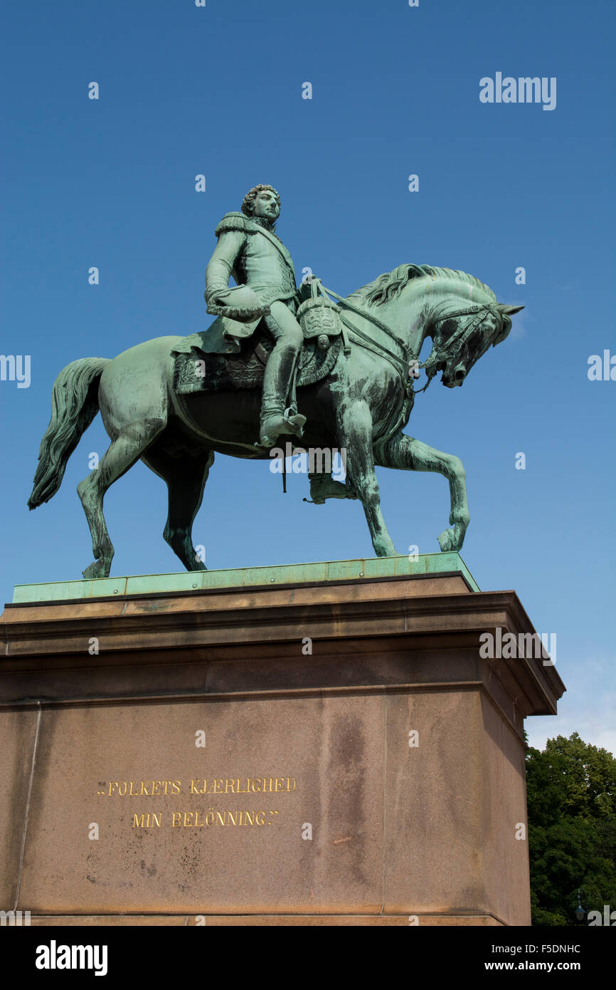 Norvegia, Oslo, Royal Palace (Det Kongelige Slott), 173 camera Royal residence, circa 1824-1848. Statua equestre di Karl Johan. Foto Stock