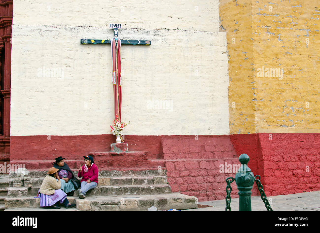 Huancavelica,persone davanti alla chiesa, Ande del Perù. Foto Stock