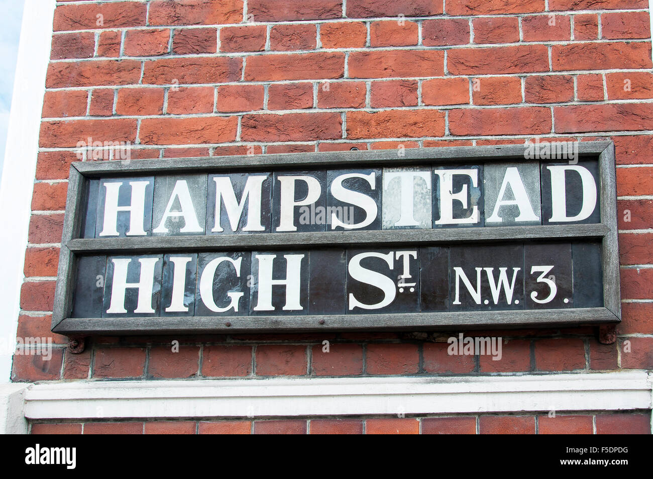 Vintage Hampstead High Street segno, Hampstead, London Borough of Camden, Greater London, England, Regno Unito Foto Stock