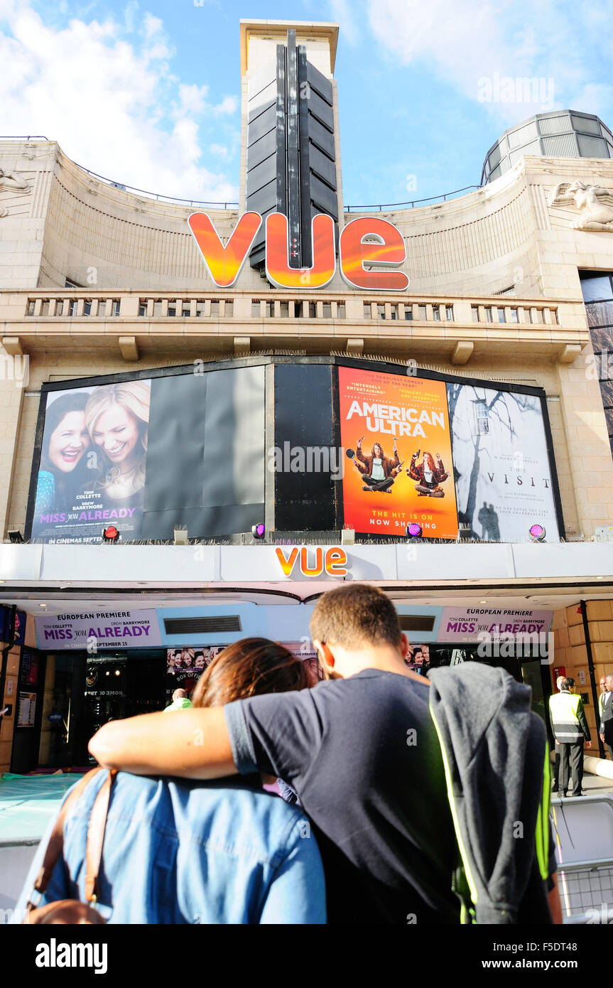 Giovane al di fuori di Vue Cinema, Leicester Square, West End, la City of Westminster, Londra, Inghilterra, Regno Unito Foto Stock