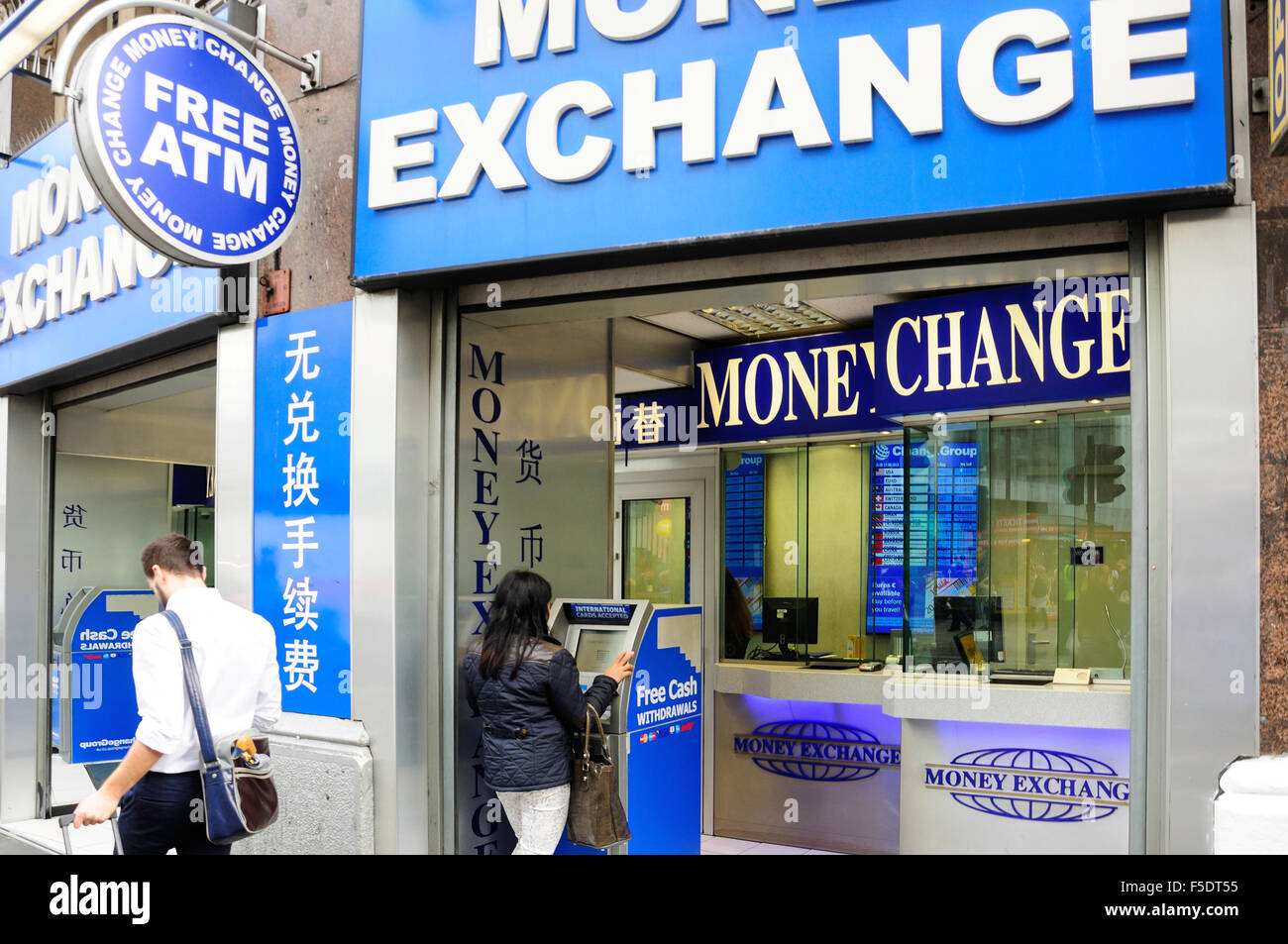 ATM e lo scambio di denaro shop, Leicester Square, West End, la City of Westminster, Londra, Inghilterra, Regno Unito Foto Stock