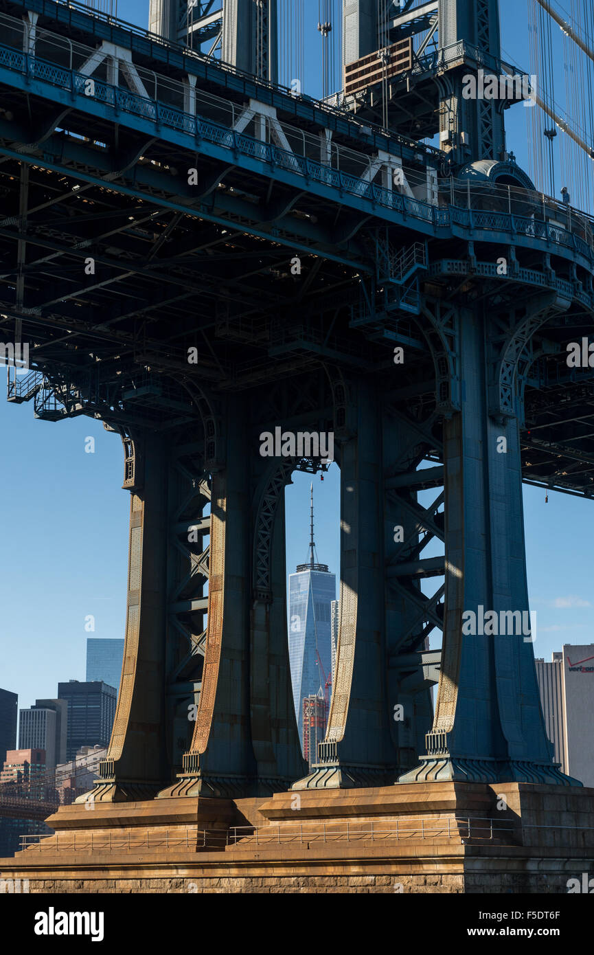 One World Trade Center visto attraverso le gambe del Manhattan Bridge Foto Stock