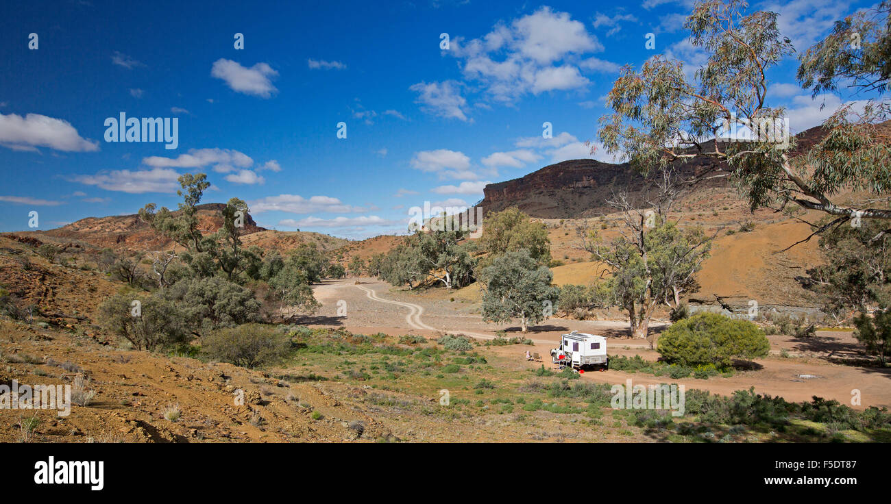 Outback panoramico paesaggio con motorhome accanto a via alla base del colle roccioso a Mount Chambers Gorge, Flinders Ranges in Sud Australia Foto Stock