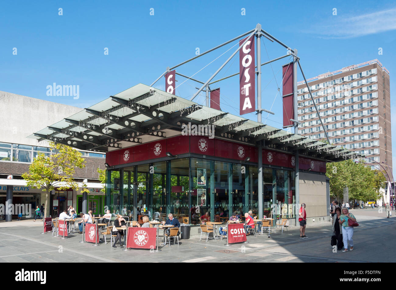 Costa Coffee Shop, Town Square, Basildon, Essex, Inghilterra, Regno Unito Foto Stock