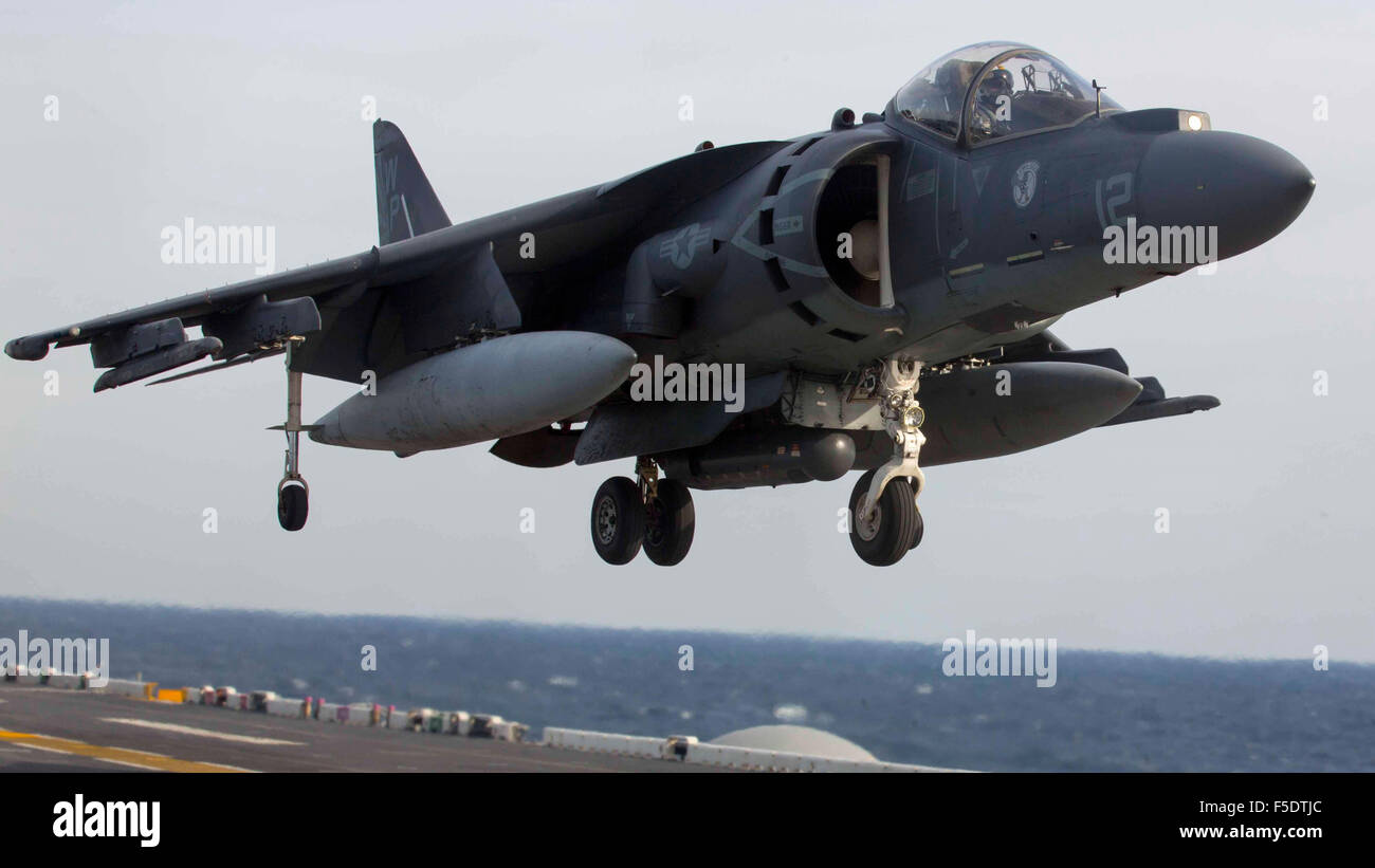 Gen 27, 2015 - Un AV-8B Harrier atterra sul ponte di volo dell'assalto anfibio nave USS Kearsarge (LHD 3). Kearsarge è in corso di svolgimento a galla di conduzione del gruppo di formazione di base per la formazione di fase. © David Bro/ZUMA filo/Alamy Live News Foto Stock