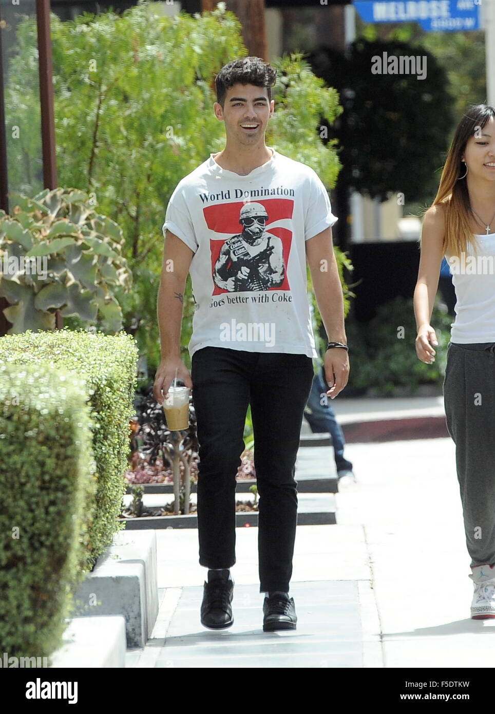 Joe Jonas mostra fuori il suo karate si muove mentre fuori a pranzo con gli amici in West Hollywood. Dotato di: Joe Jonas dove: Los Angeles, California, Stati Uniti quando: 01 Set 2015 Foto Stock