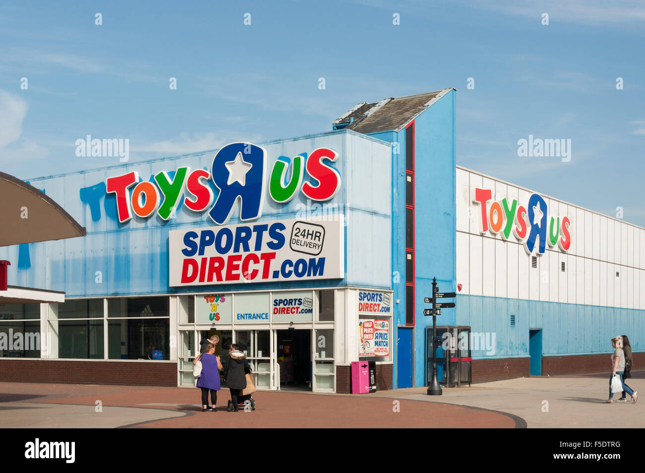 Toys R Us e sport Direct store, Gardiners Link, Basildon, Essex, Inghilterra, Regno Unito Foto Stock