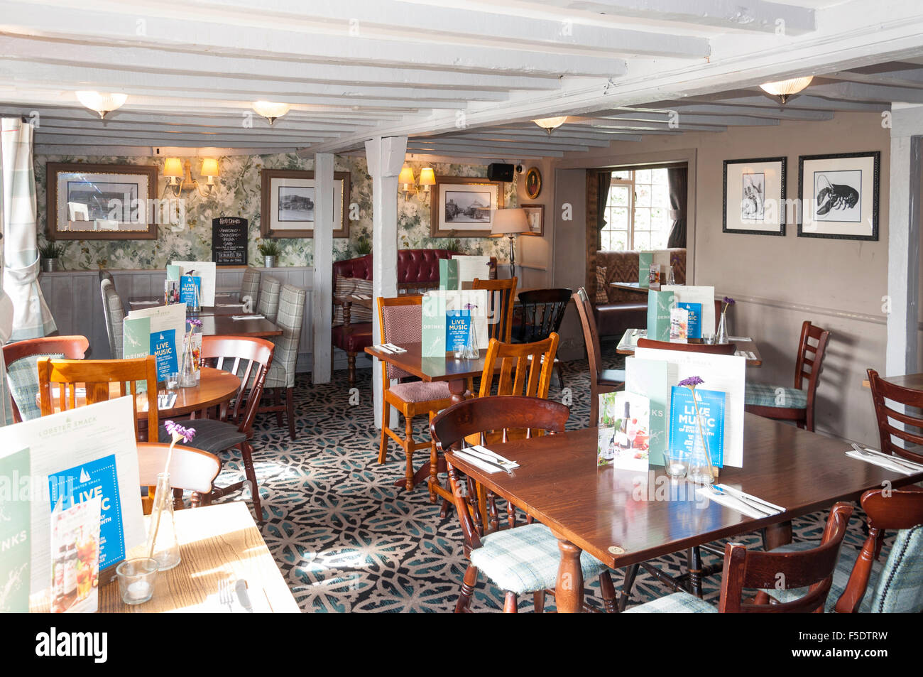 Interni Sala da pranzo dell'Aragosta Smack Pub, Haven Road, Canvey Island, Essex, Inghilterra, Regno Unito Foto Stock