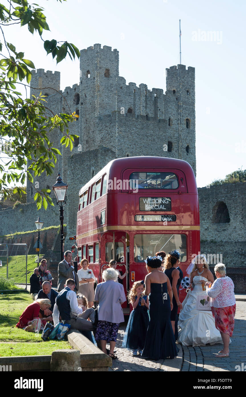 Matrimonio sposa e gruppo mediante autobus Routemaster, Rochester Castle, Rochester, Kent, England, Regno Unito Foto Stock