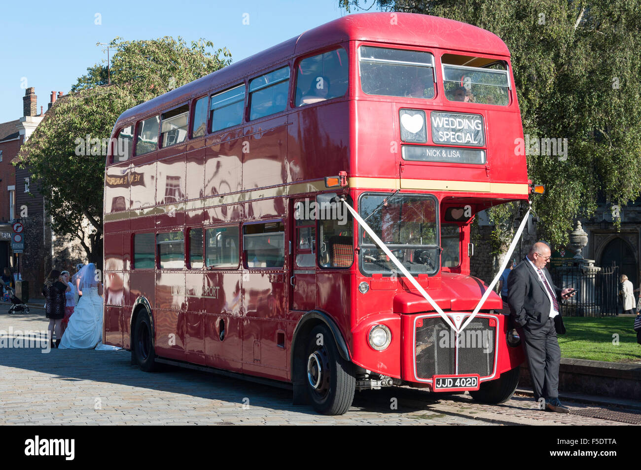 Matrimonio sposa e gruppo mediante autobus Routemaster, Rochester Castle, Rochester, Kent, England, Regno Unito Foto Stock