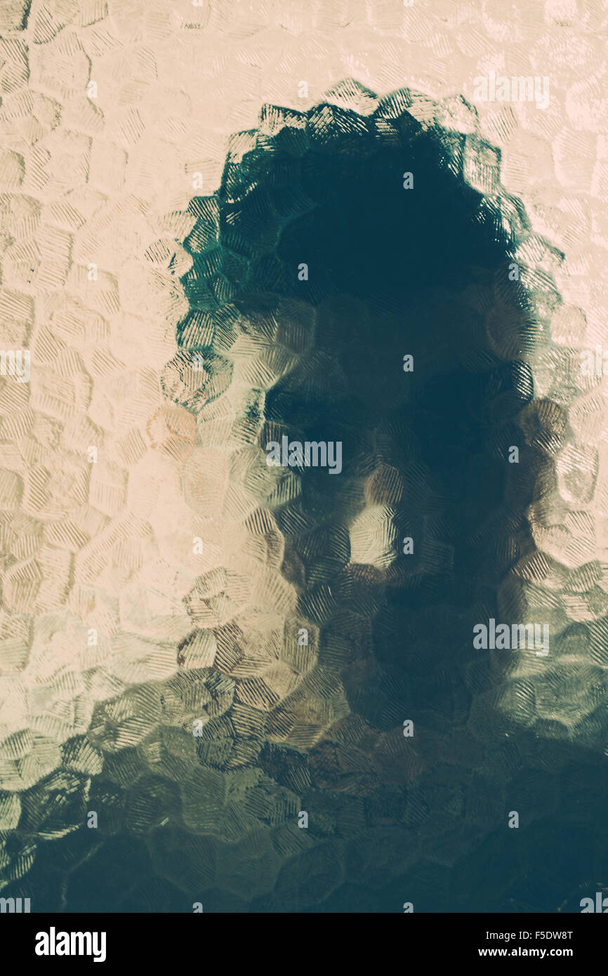 Scary uomo dietro il vetro Foto Stock