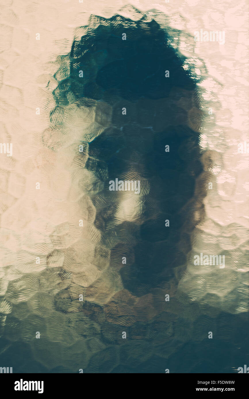 Scary uomo dietro il vetro Foto Stock