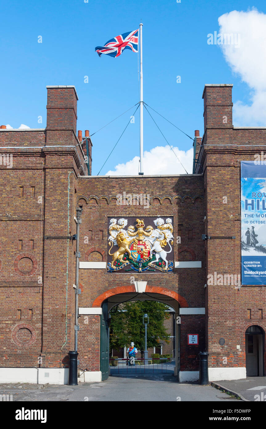 Cancello di ingresso a Chatham Historic Dockyard, Chatham, Kent, England, Regno Unito Foto Stock