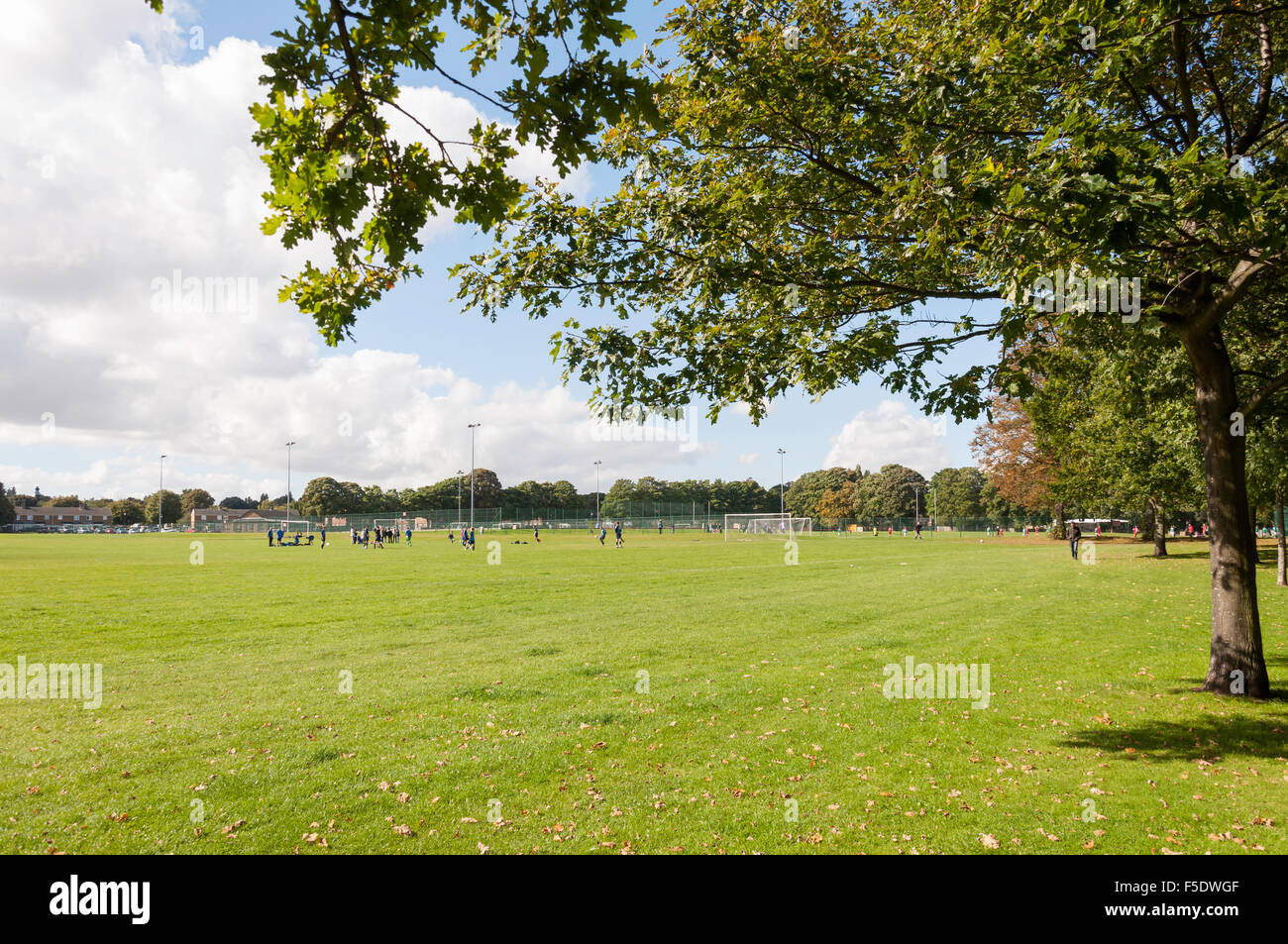 I giocatori di calcio, campo di fuoco in grandi linee Heritage Park, Gillingham, Kent, England, Regno Unito Foto Stock