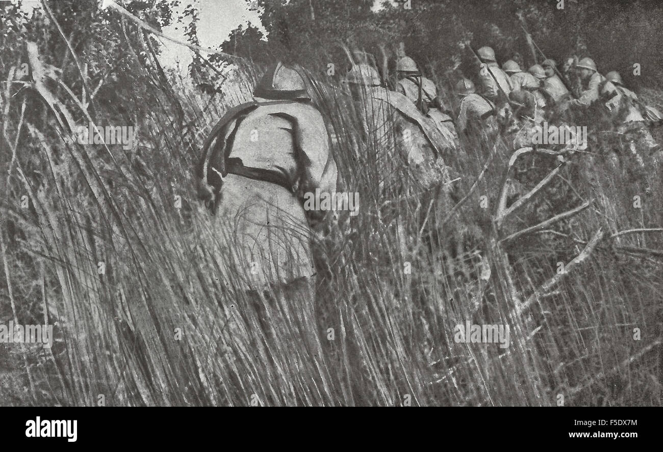 Fanteria francese spunto in avanti per effettuare un attacco a sorpresa durante la Prima Guerra Mondiale Foto Stock