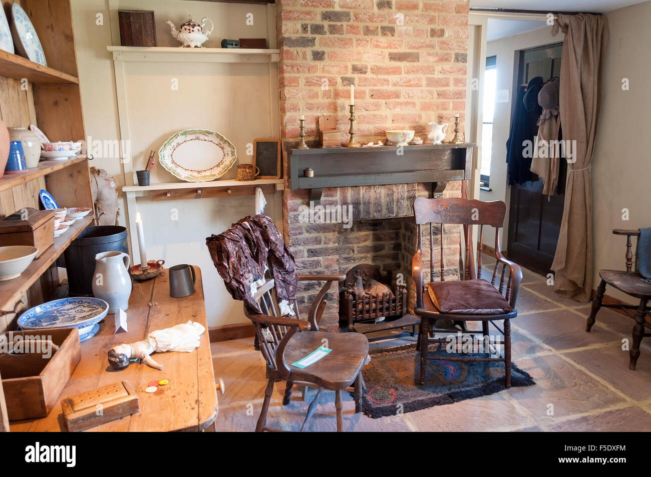 Soggiorno nel XIX secolo Fisherman's Cottage, High Street, Old Leigh, Leigh-on-Sea, Essex, Inghilterra, Regno Unito Foto Stock