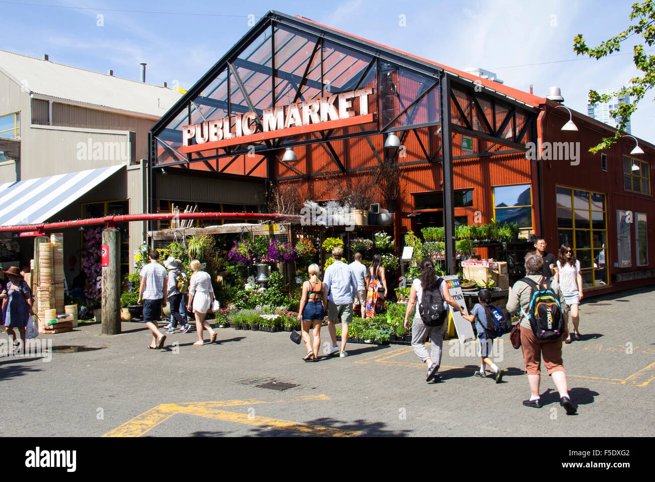 La tentacolare Mercato Pubblico a Granville Island offre più di un centinaio di fornitori che offrono prodotti freschi e creazioni artigianali. Foto Stock