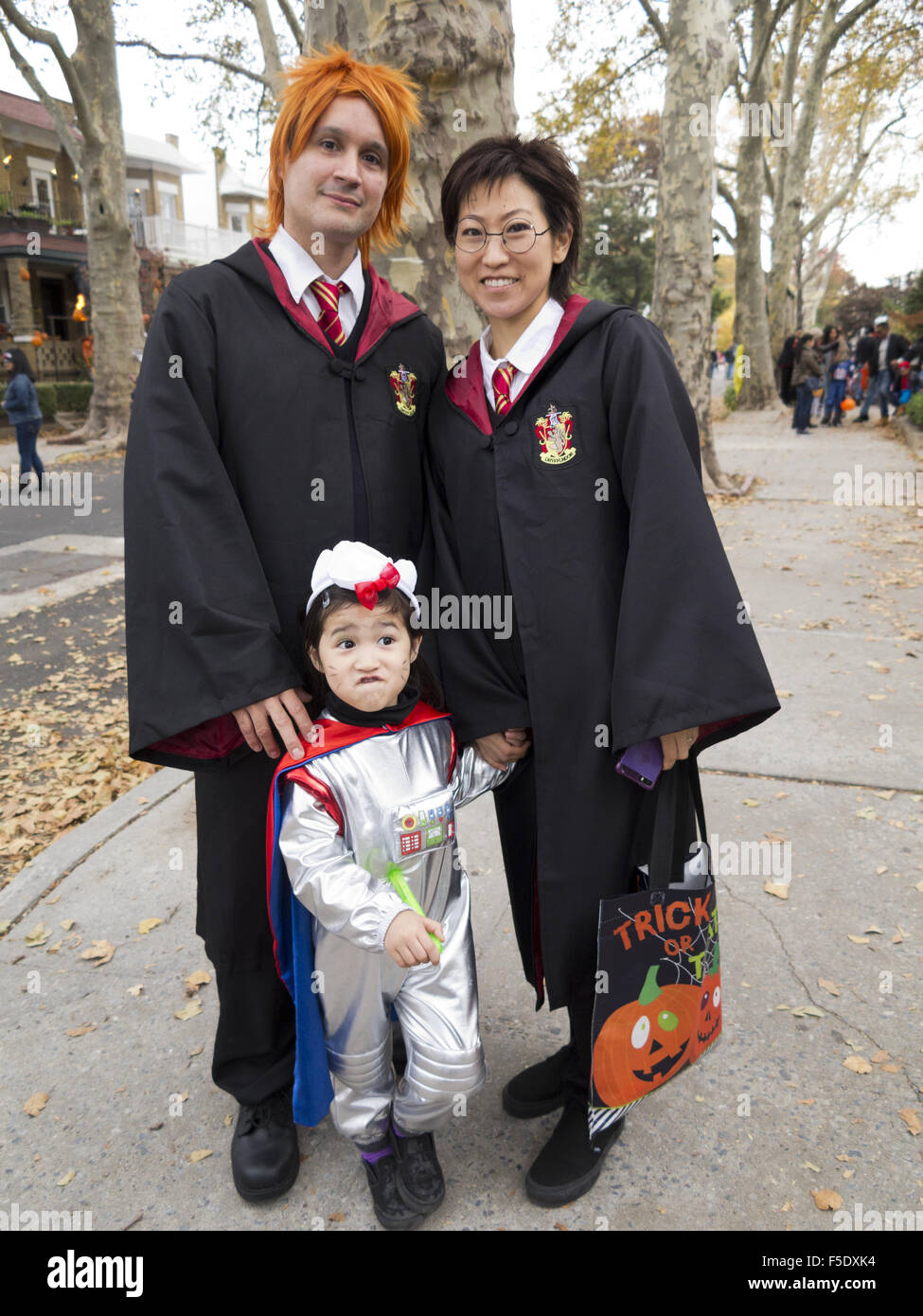 Famiglia trucco-o-trattare n la sezione di Kensington di Brooklyn, New York, 2015. I genitori vestiti come personaggi di Harry Potter. Foto Stock