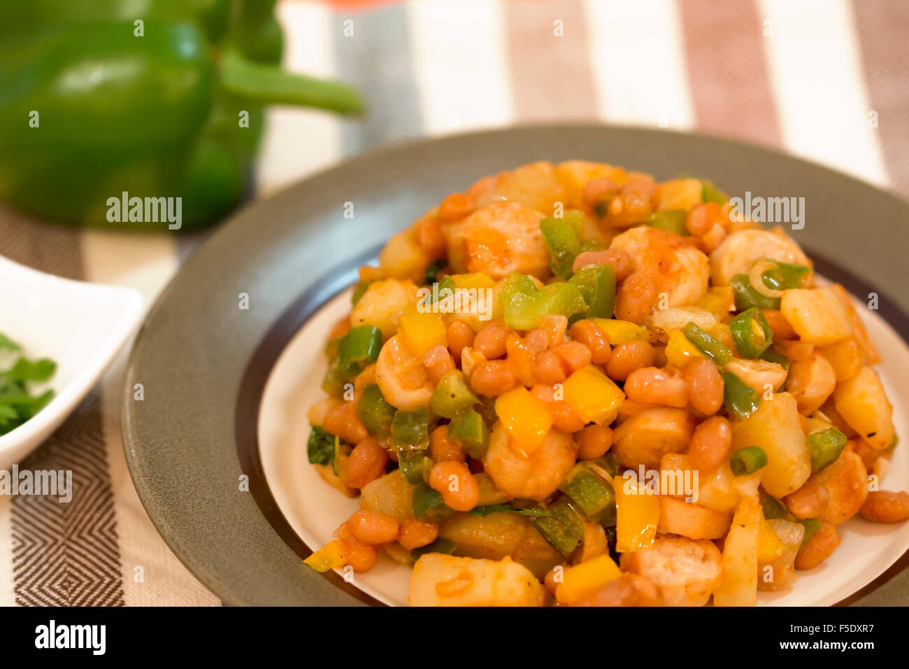 Salsicce di pollo con patate in casseruola Foto Stock