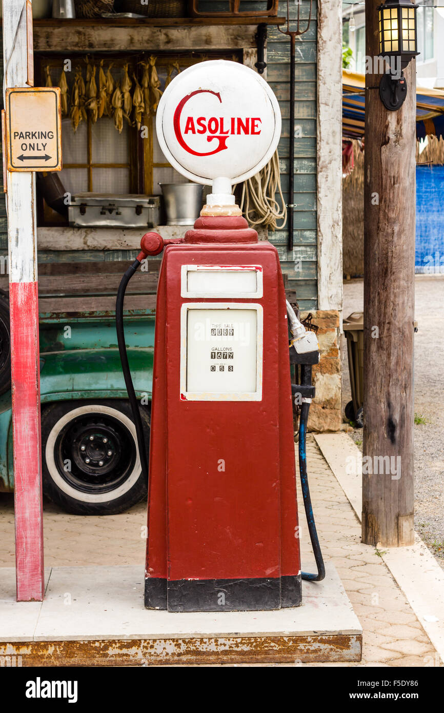 Le vecchie e consunte vintage pompa a gas Foto Stock