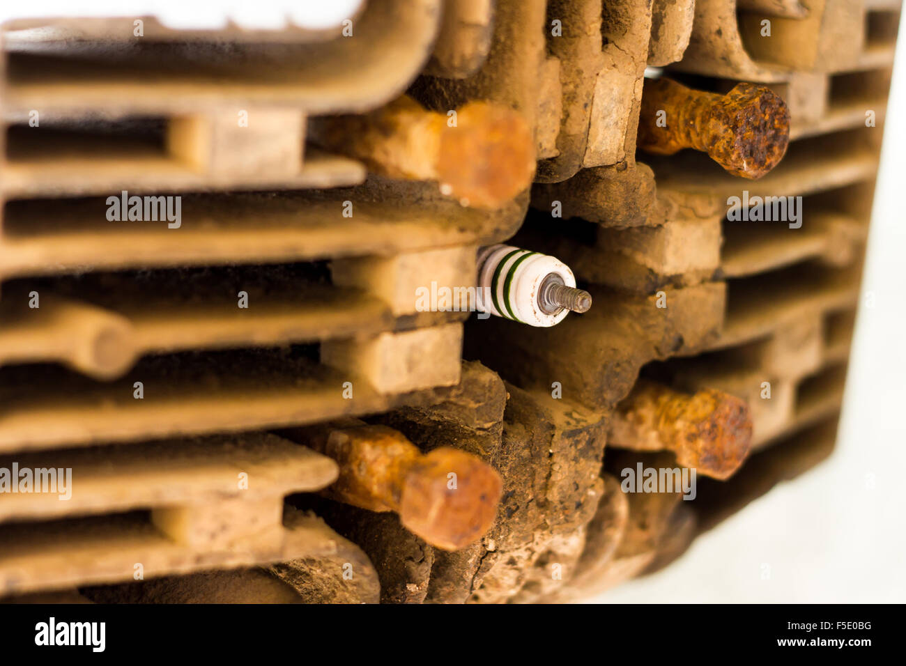 Vista dettagliata del vecchio motore del motociclo con candela Foto Stock