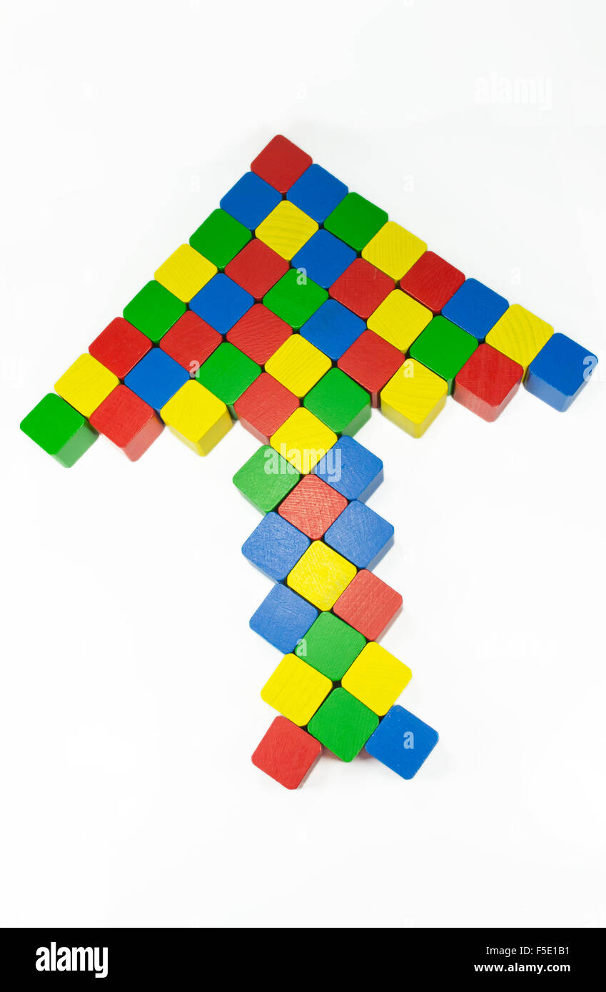 Più cubi colorati disposti in forma di una freccia rivolta verso l'alto, isolato su bianco Foto Stock