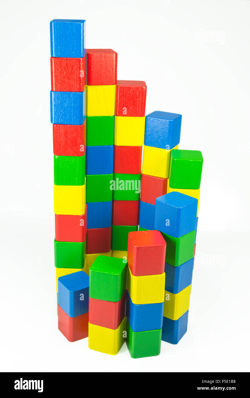 Cubi colorati torri disposte in una formazione a spirale incrementando ogni torre con un piccolo cubo di legno sulla parte superiore del resto Foto Stock