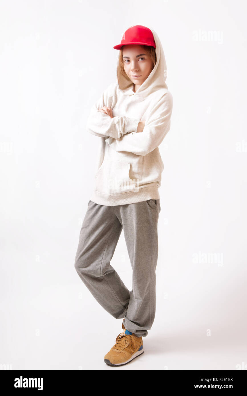 Un adolescente in un cappuccio rosso e sportswear, studio Foto Stock