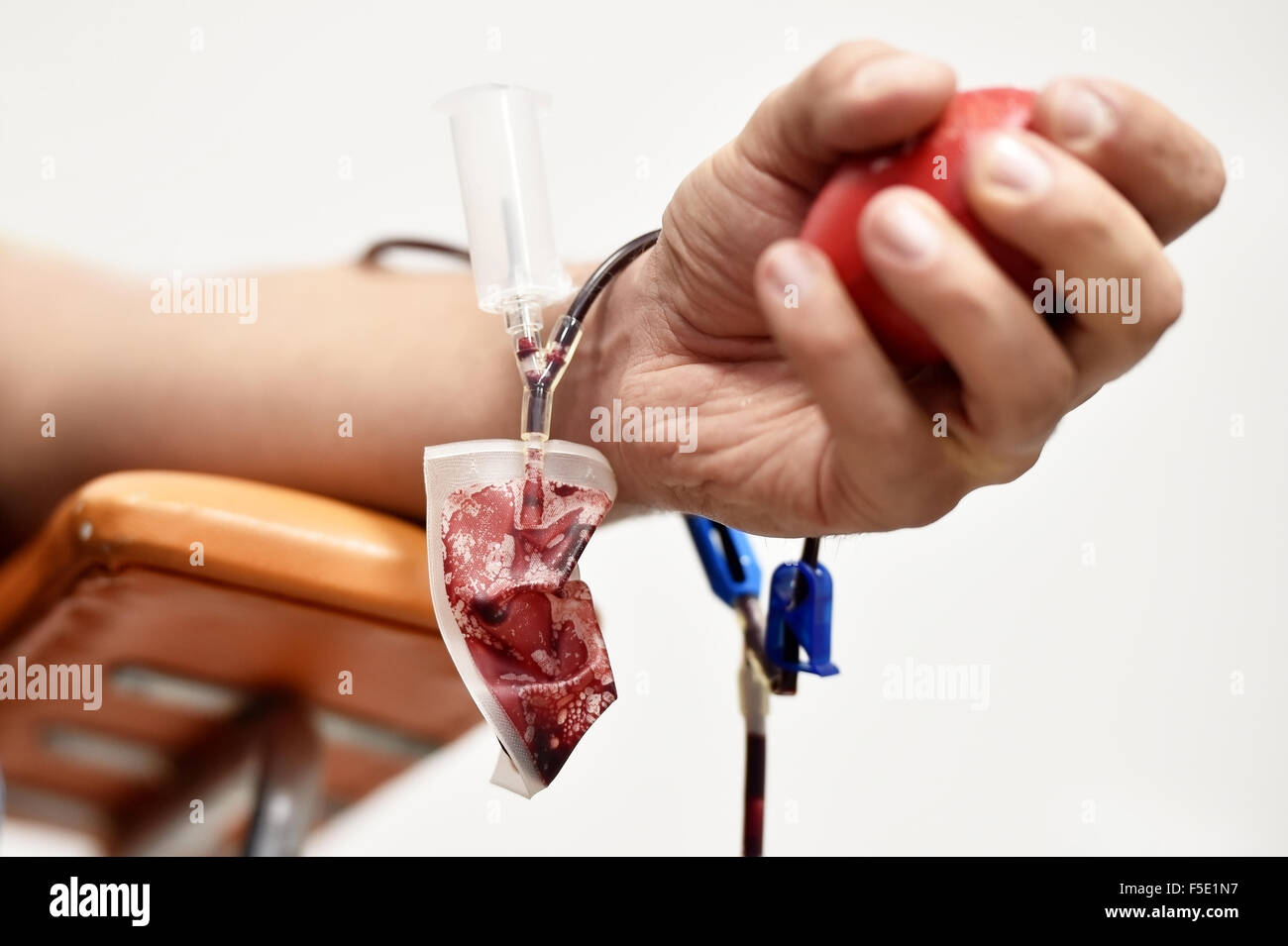 Dettaglio con la mano di un donatore di sangue e una plastica sacca di sangue in un ospedale Foto Stock