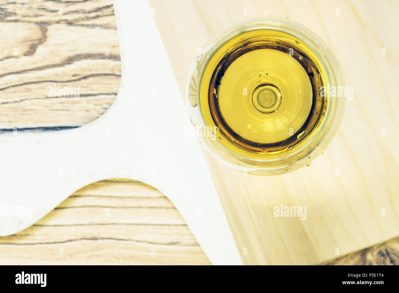 Bicchiere di vino bianco su tavola di legno vista superiore Foto Stock