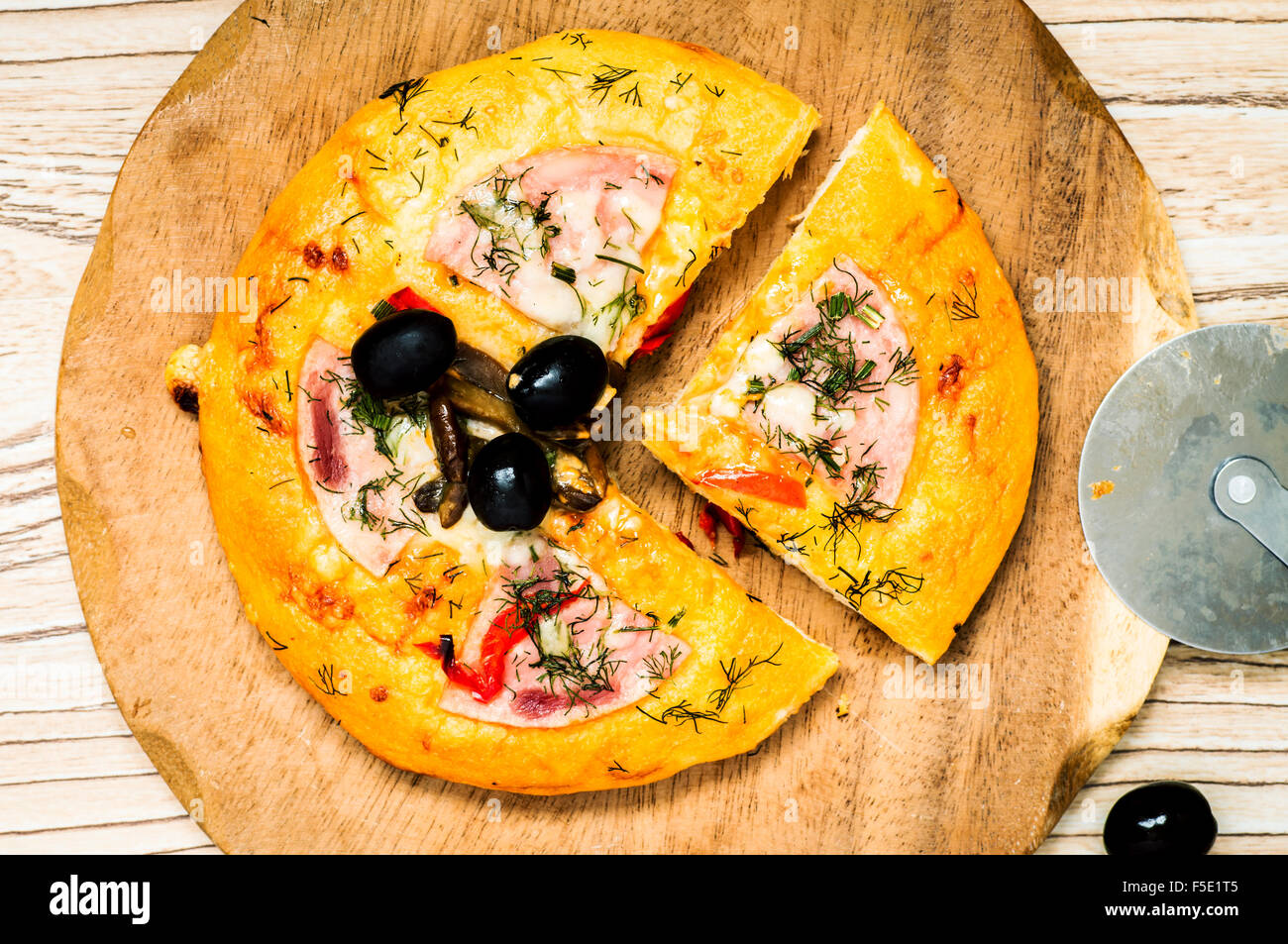 Mini Pizza slice e vicino a pizza coltello vista superiore Foto Stock