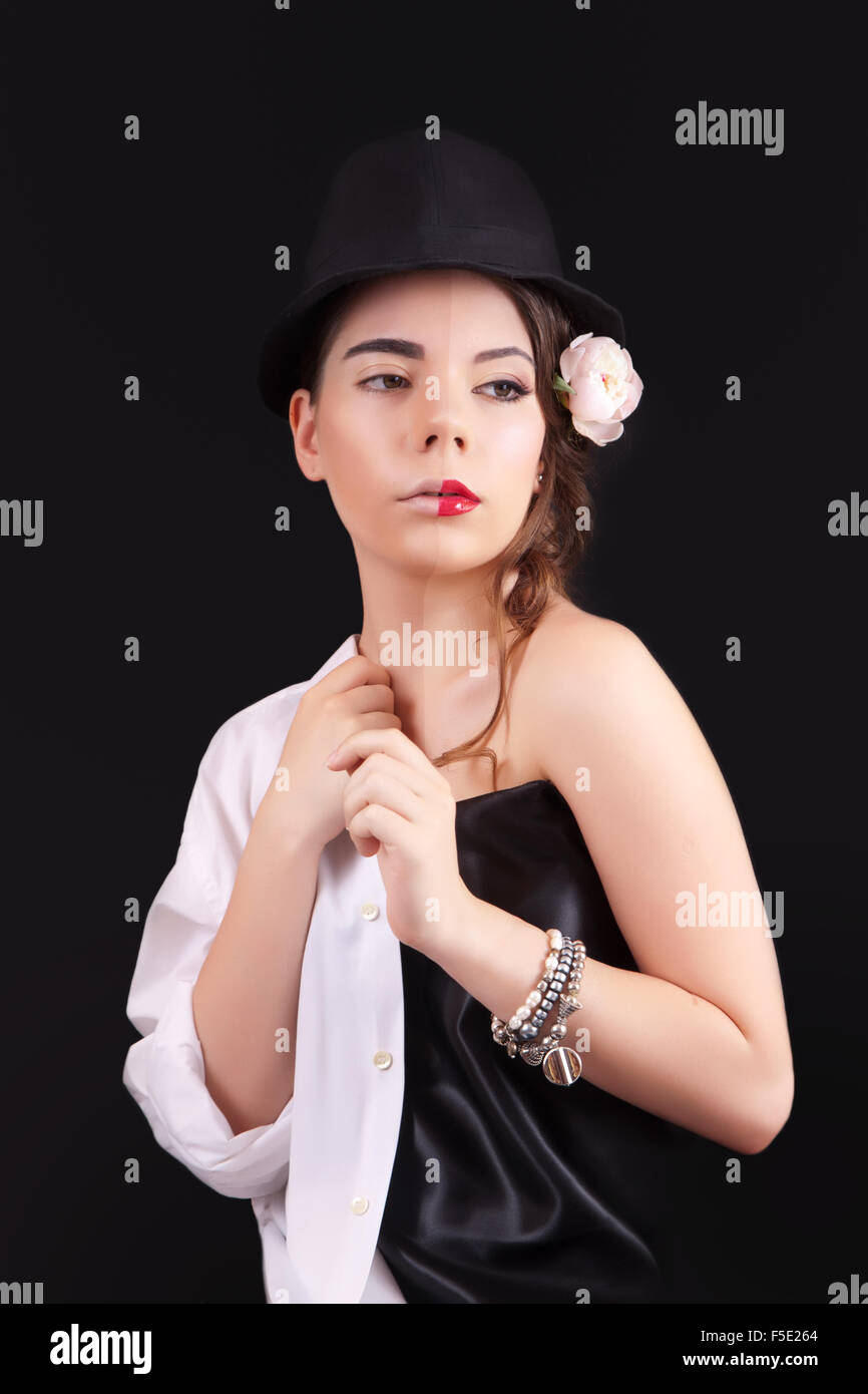 Ritratto di donna con un trucco teatrale su sfondo nero Foto Stock