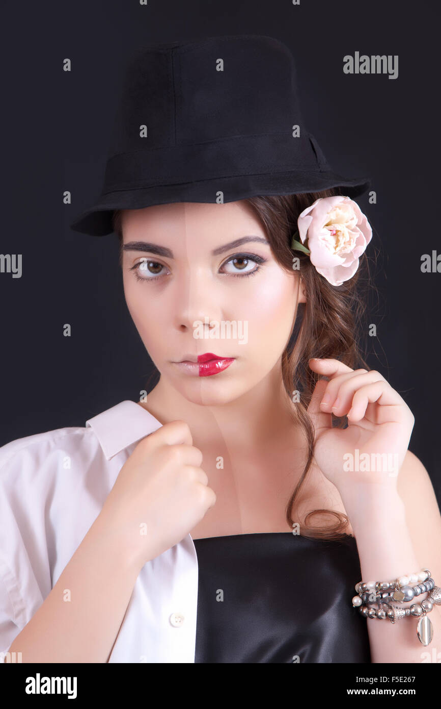 Ritratto di donna con un trucco teatrale su sfondo nero Foto Stock