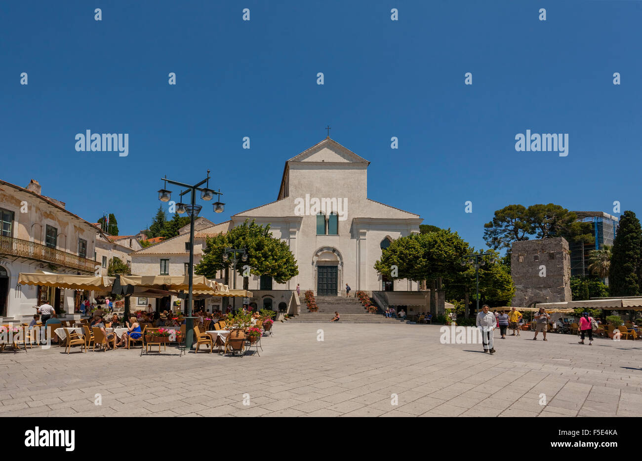 Basso angolo vista del Duomo, chiesa di Santa Maria Assunta, 1086, nella Piazza del Vescovado, Ravello, Amalfi, Salerno, Foto Stock