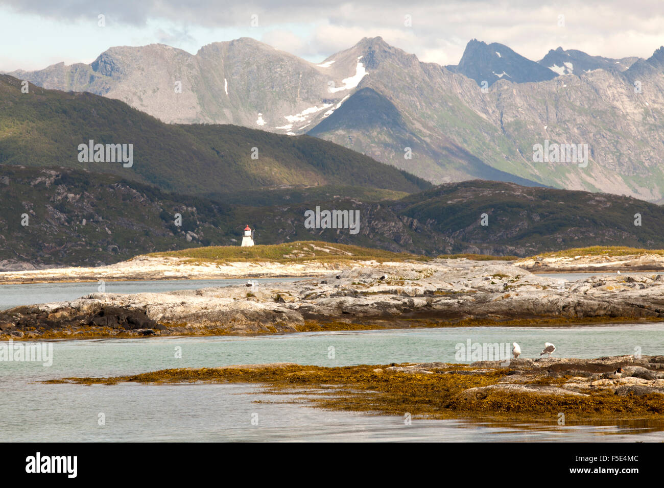 Bassa marea a Sommarøy una piccola isola nella zona di Tromso, Norvegia, alti picchi sono in distanza. Foto Stock