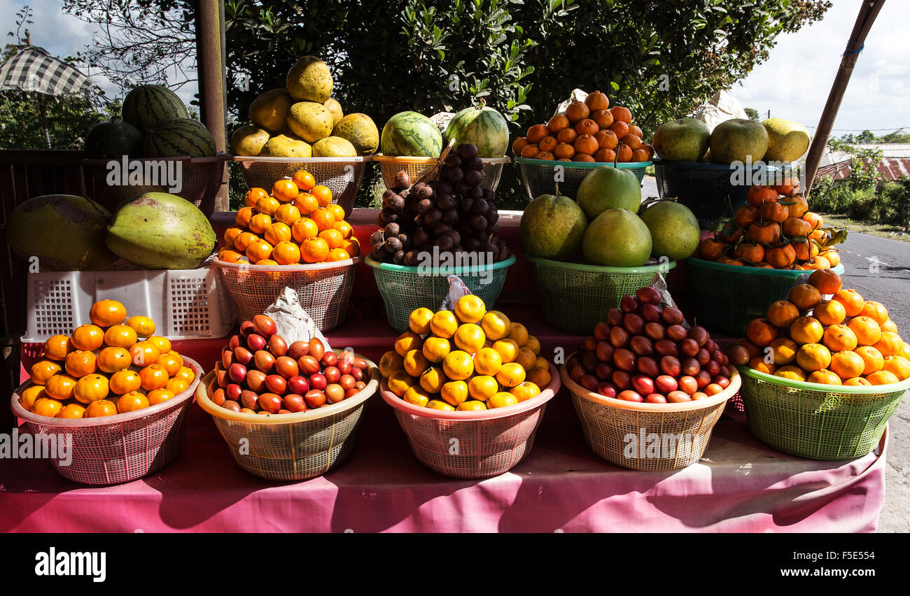 Frutti tropicali in cesti di frutta sul mercato, Kintamani, Bali Indonesia Foto Stock