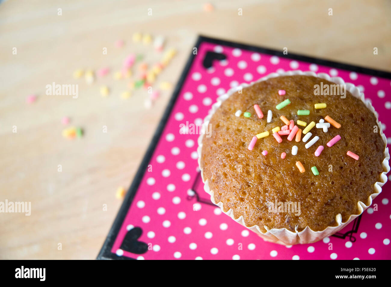 Close up banana cupcake con topping colorati Foto Stock