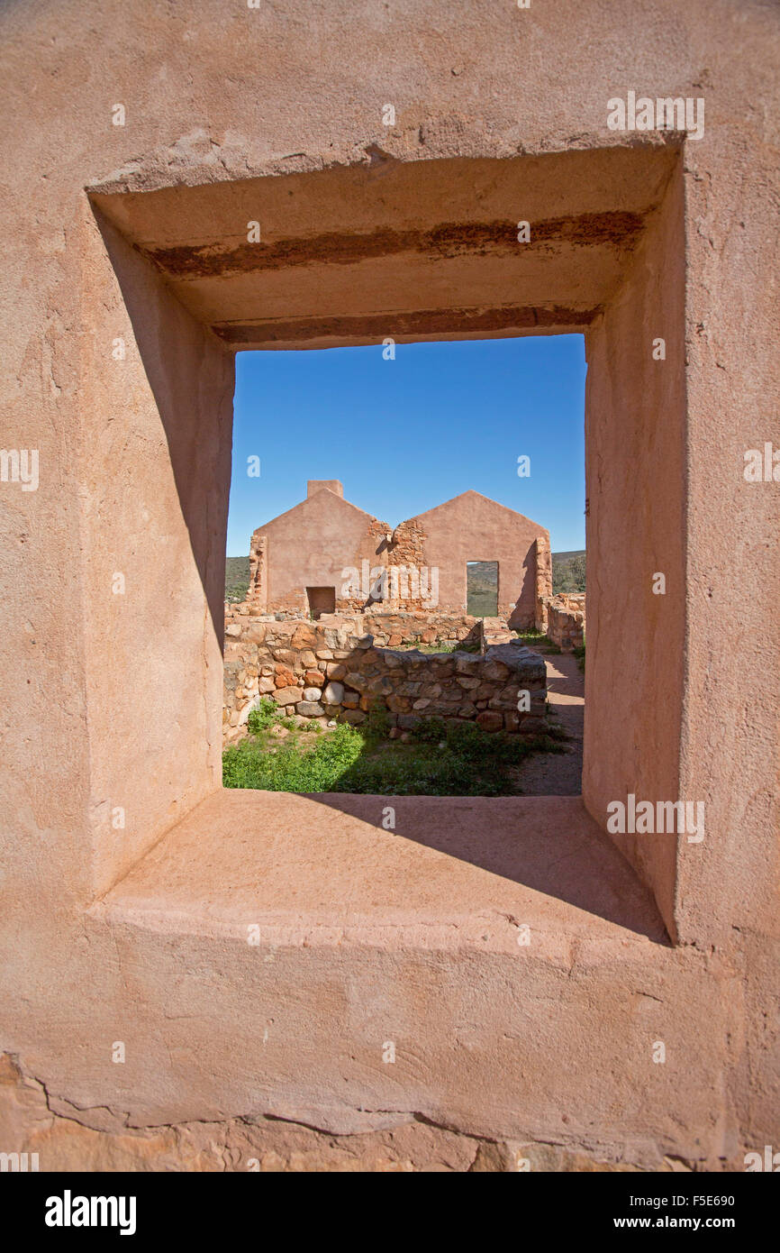 La porta che conduce al patrimonio storico elencato la costruzione di pietra a ruderi di Kanyaka stazione nord di Quorn, outback Australia del Sud Foto Stock