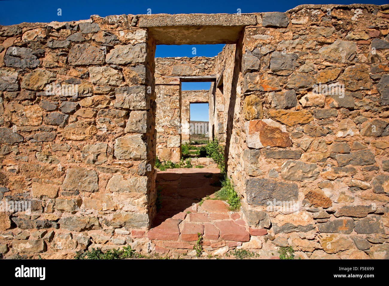 La porta che conduce al patrimonio storico elencato la costruzione di pietra a ruderi di Kanyaka stazione nord di Quorn, outback Australia del Sud Foto Stock